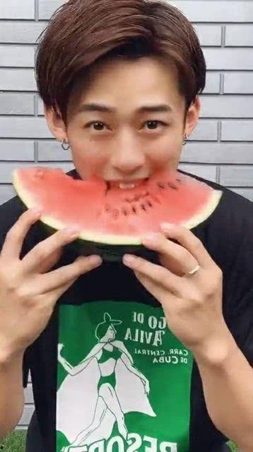 吃瓜小哥网红叫什么来着,揭秘“吃瓜小哥”网红背后的故事