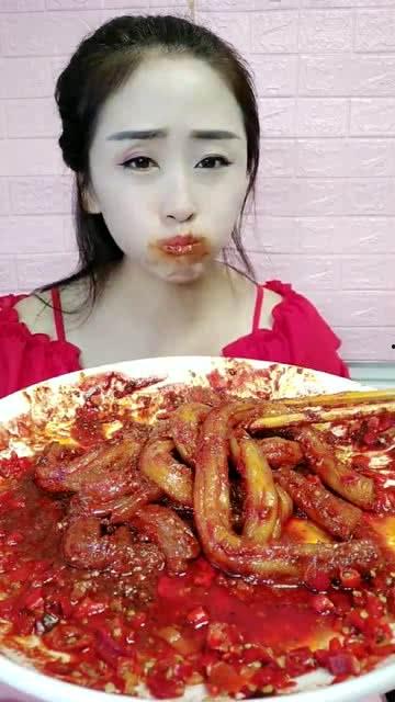 网红小姐姐吃麻辣八瓜鱼,辣味十足,网友直呼过瘾!